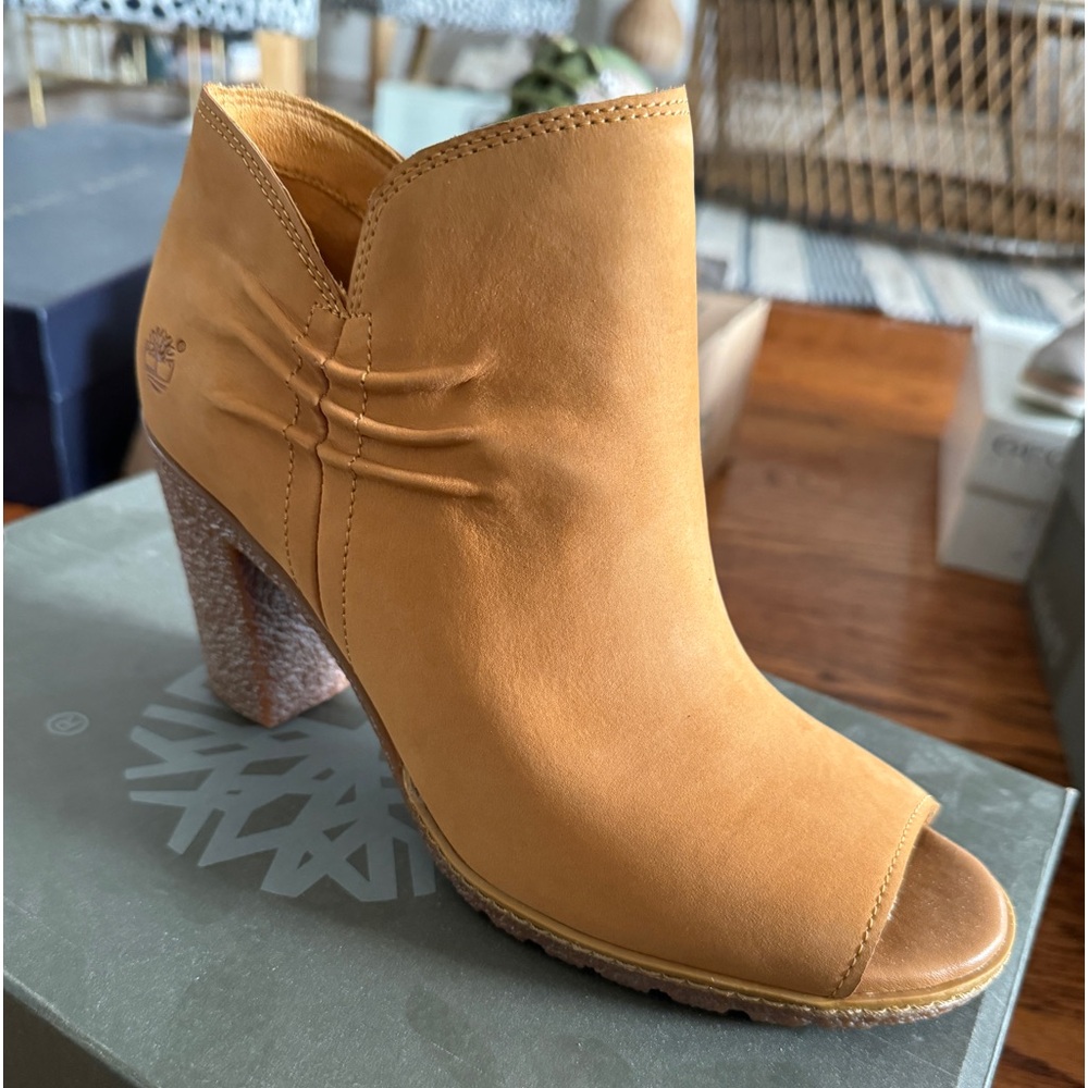 Women’s femme timberland boots. New in box. Size 9